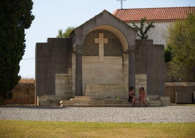 Μνημείο εντός νεκροταφείου – Σταυρός της θυσίας και βωμός της μνήμης